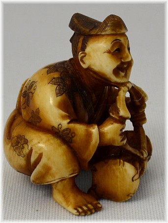 японская нэцкэ из слоновой кости МУЗЫКАНТ, 18000-е гг.