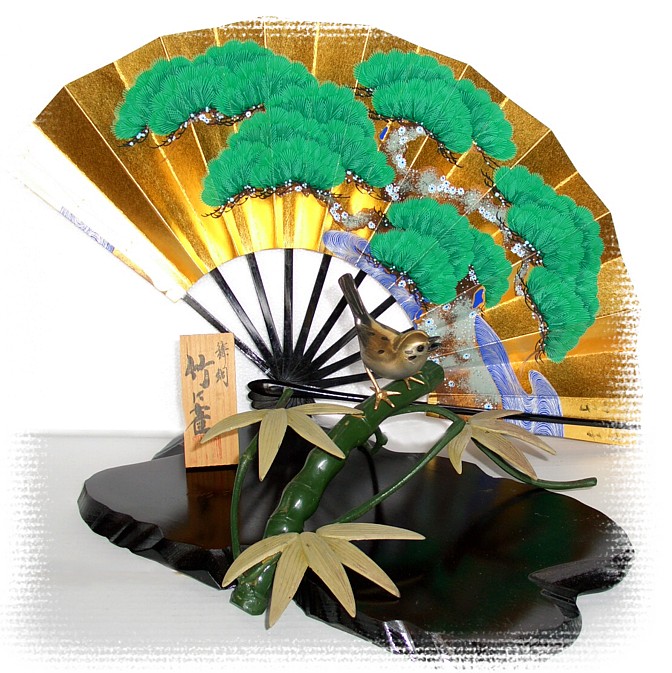 японский веер и кабинетная бронзовая статуэтка эпохи Мэйдзи