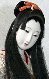 японская антикварная кукла в кимоно и с веером в руке