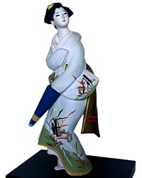 девушка с зонтиком, старинная японская статуэтка из керамики, 1950-е гг.