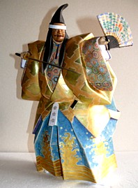 актер театра Но с веером и мечом, статуэтка, Япония, 1950-е гг.