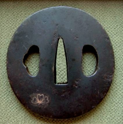 старинная коваанная цуба японского меча