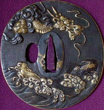 Цуба японского меча с изображением ДРАКОНА НАД ВОЛНАМИ