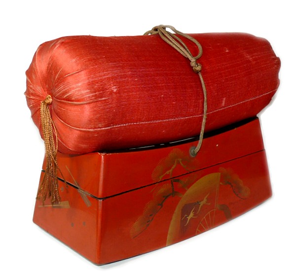 антикварная японская лаковая шкатулка-подголовник с шелковой подушкой, 1900-е гг. 