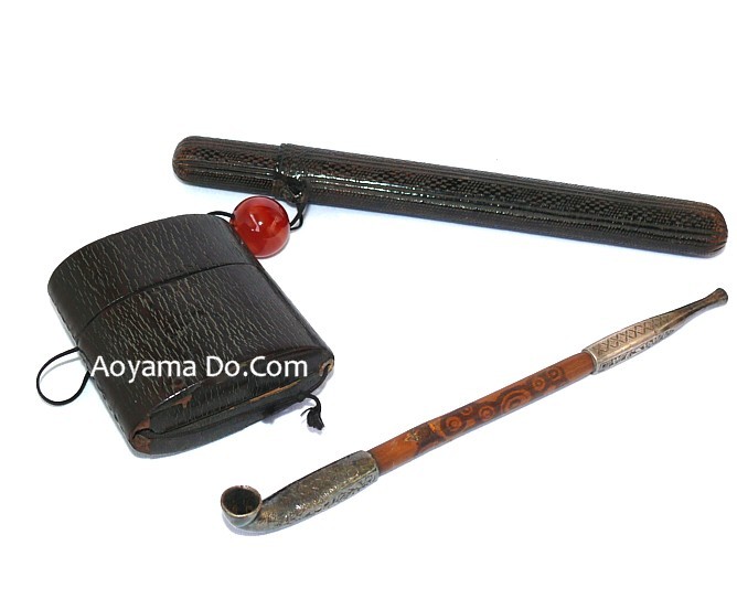 японская курительная серебряная трубка с табачницей, нэцкэ из коралла  и футляром