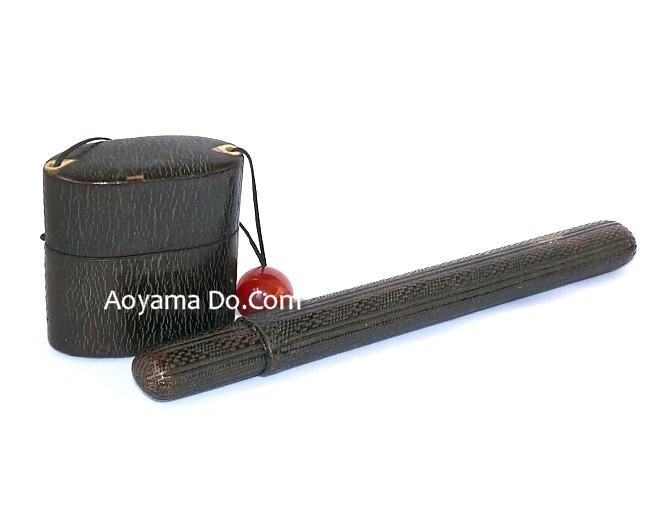 японская курительная серебряная трубка с табачницей, нэцкэ из коралла  и футляром