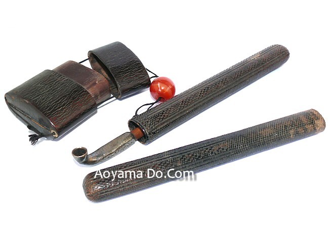 японская курительная серебряная трубка с табачницей, нэцкэ из коралла  и футляром