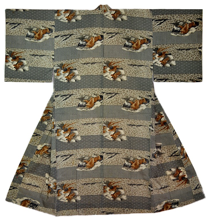 японское традиционное мужское кимоно с рисунком в виде тигра и дракона