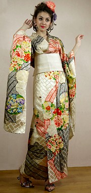 японское шелковое кимоно фурисодэ с вышивкой и золочением