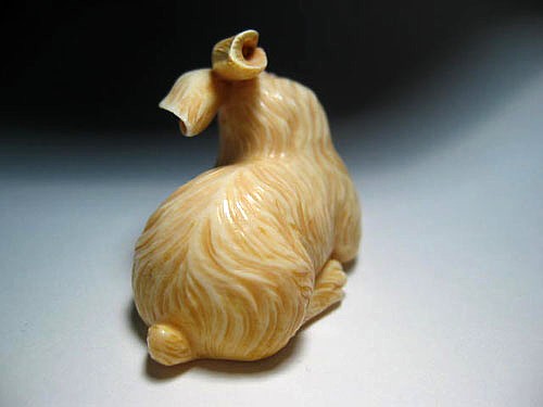 японская нэцкэ из слоновой кости Зайчиха с зайчонком, 1970-е гг.