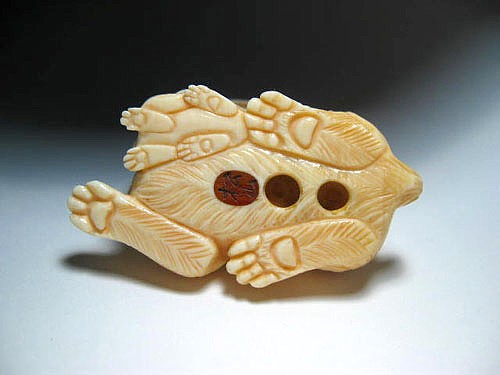 японская нэцкэ из слоновой кости Зайчиха с зайчонком, 1970-е гг.