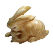 японская нэцкэ из слоновой кости Зайчиха с зайчонком