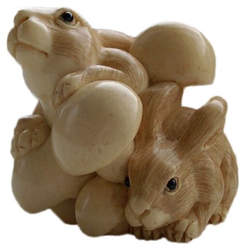 японская нэцкэ Зайчата