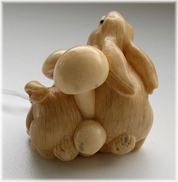 японская нэцкэ Зайчата