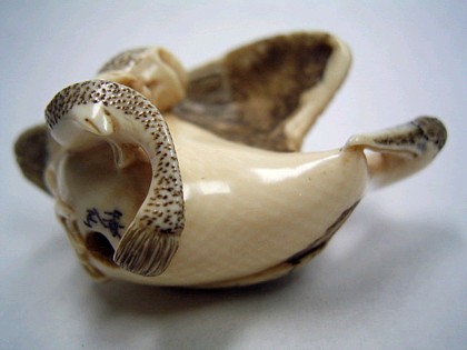 японская подписная нецке из кости