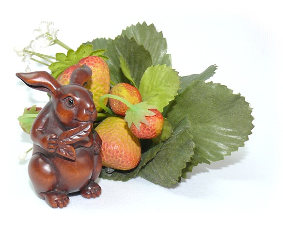 японская нэцкэ из кипариса Заяц с листочком, 1960-е гг.