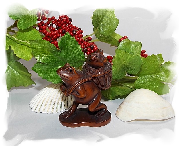 японская подписная нецке Лягушка с корзинкой