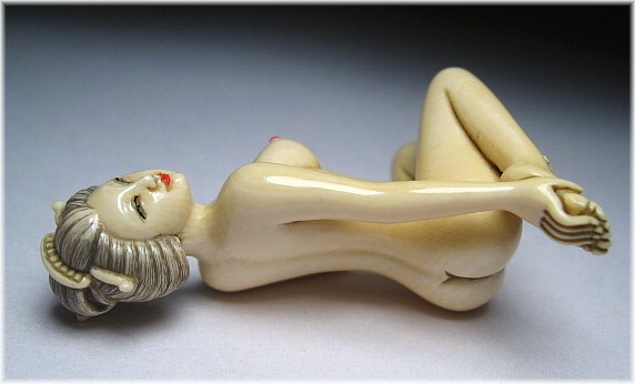 ОБНАЖЕННАЯ< японская нэцкэ из слоновой кости