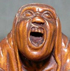 японская нэцкэ Зевающий Монах, деталь