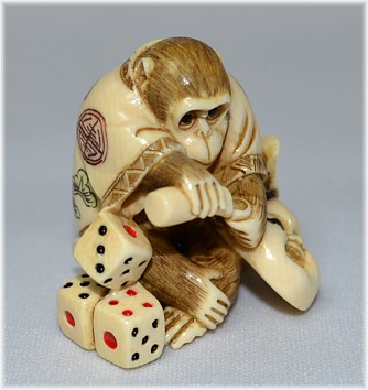 старинная подписная нэцкэ из слоновой кости