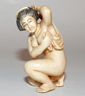 японская нецке Женщина с полотенцем, слоновая кость