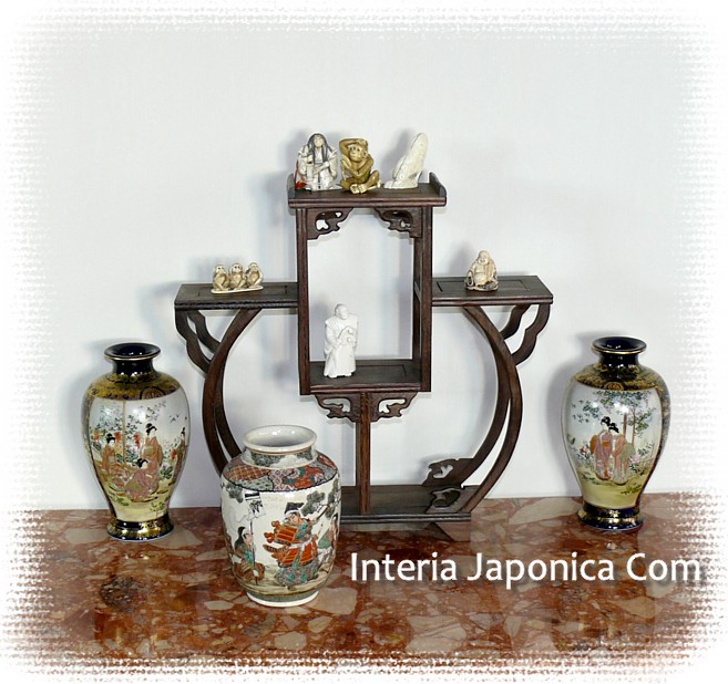 японский антикварит: резная деревянная полочка для нэцкэ