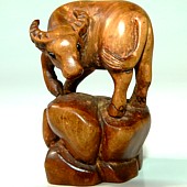 япоснкая нэцкэ из кипариса Буйвол