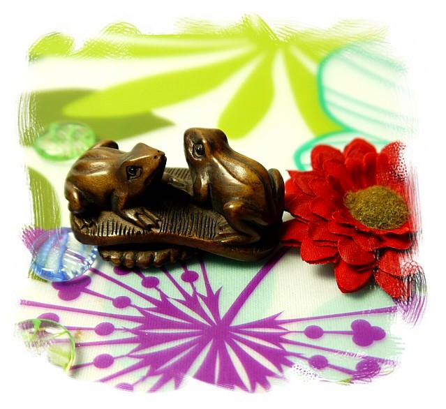 японская нэцкэ из кипариса Лягушата на плетеной обуви варадзи