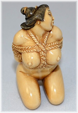 нэцкэ СВЯЗАННАЯ ПЛЕННИЦА, слоновая кость, Япония, 1920-30-е гг.