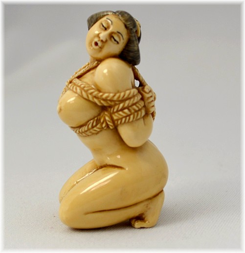 японская нэцкэ из слоновой кости Обнаженная Пленница, 1920-30-е гг.