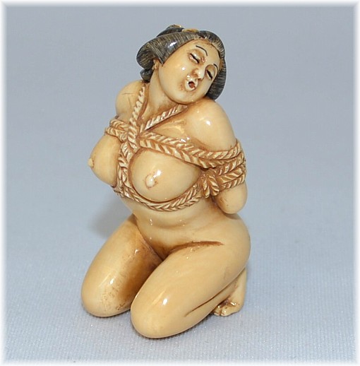японская нэцкэ из слоновой кости связанная пленница, 1920-30-е гг.