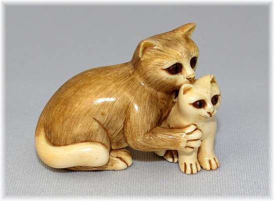 нецке Кошка с котенком, слоновая кость