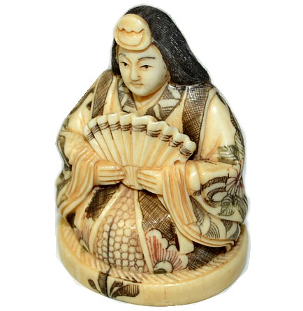 Императрица, сидящая с веером, японская нэцка из слоновой кости, 1890-е гг.