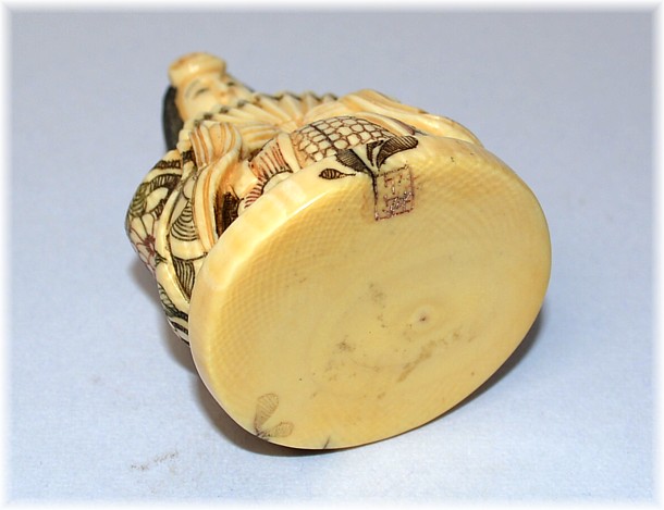 подпись автора на старинной японской нэцкэ из слоновой кости