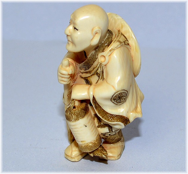 нэцка из слоновой кости Путник, 1900-е гг.