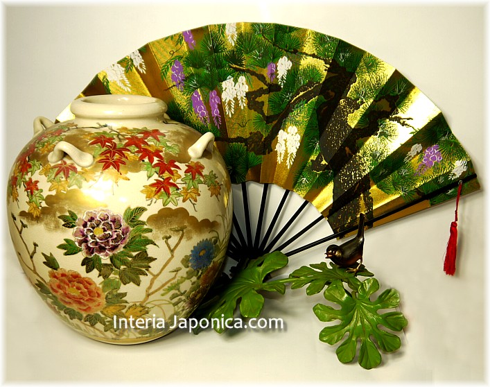  японский  интерьерный веер с шелковыми кисточками и авторским рисунком