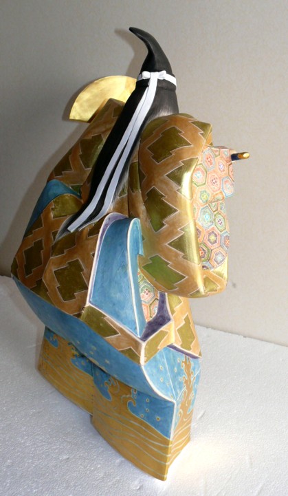 японская статуэтка из керамики Актер театра Но в сценическом костюме, маске с мечом и веером, 1960-е гг.