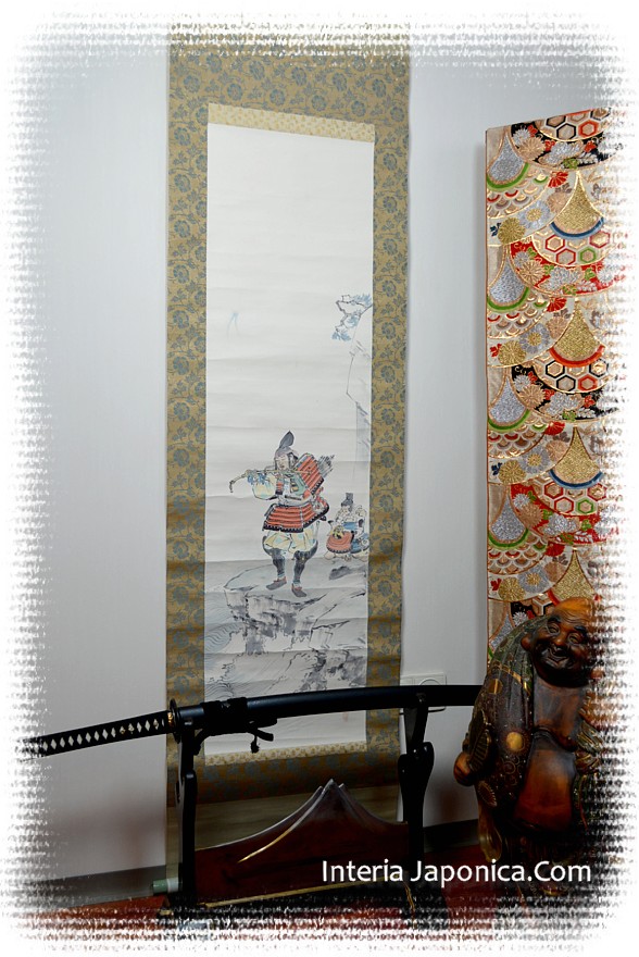 японский рисунок на свитке в интерьере
