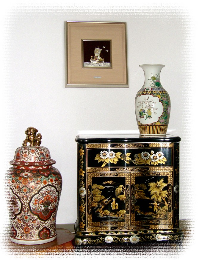 японский интерьер: серебряная картина, японский антикварный фарфор