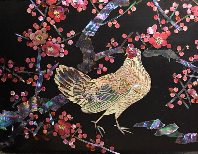 деталь инкрустации  на японской антиварной подставке для самурайских мечей