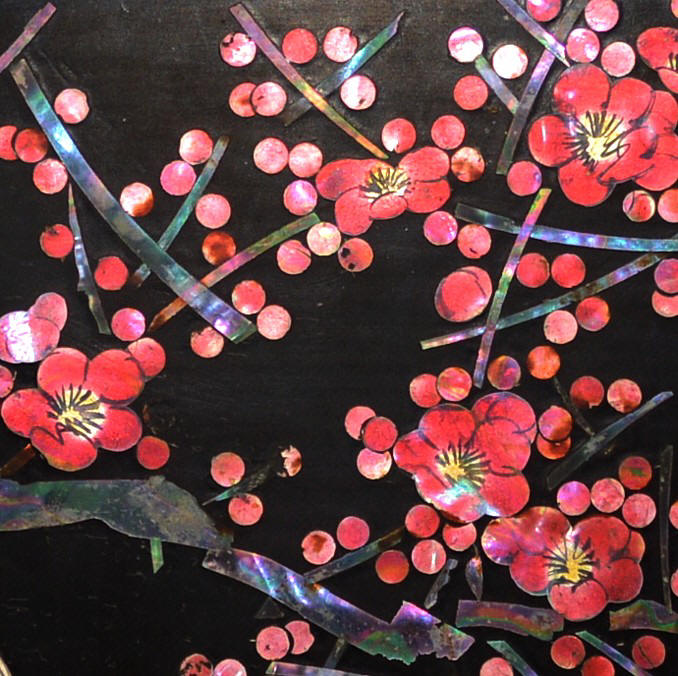 деталь инкрустации  на японской антиварной подставке для самурайских мечей