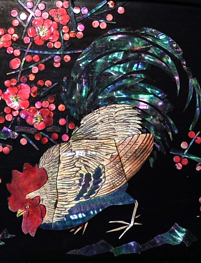 деталь инкрустации  на японской антиварной подставке для самурайских мечей 