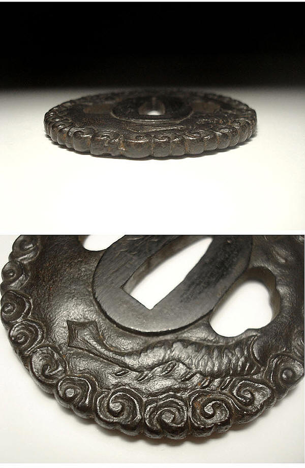 подписная кованная цуба (гарда меча) эпохи Эдо с изображением ДРАКОНА В ОБЛАКАХ